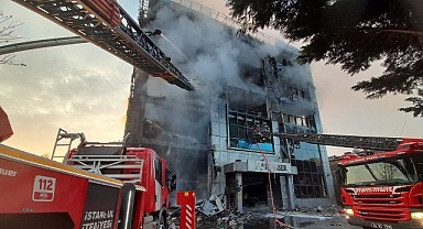Yeni Akit Gazetesi’nin de bulunduğu binada çıkan yangına müdahale sürüyor
