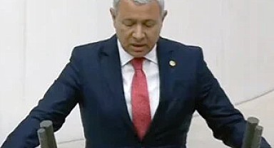 CHP Adana Milletvekili Orhan Sümer, yemininden önce besmele çekti
