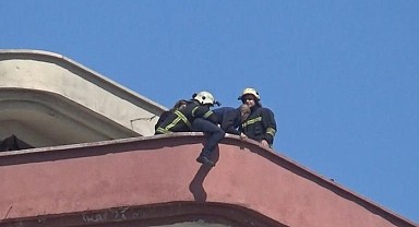 Ağır hasarlı binanın çatısında intihar girişimi!